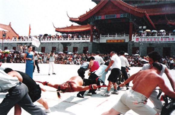龙武是中国大力士王,他义父是东方大力士!
