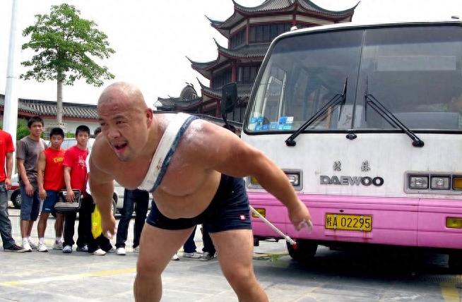 龙武是中国大力士王,他义父是东方大力士!
