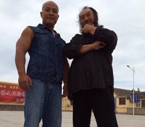 龙武是中国大力士王,他义父是东方大力士!