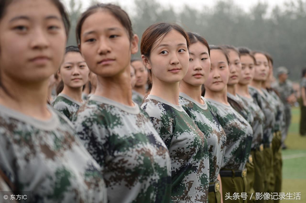 漫长又短暂大学军训12张图,从个体融入集体,同学们晒黑了