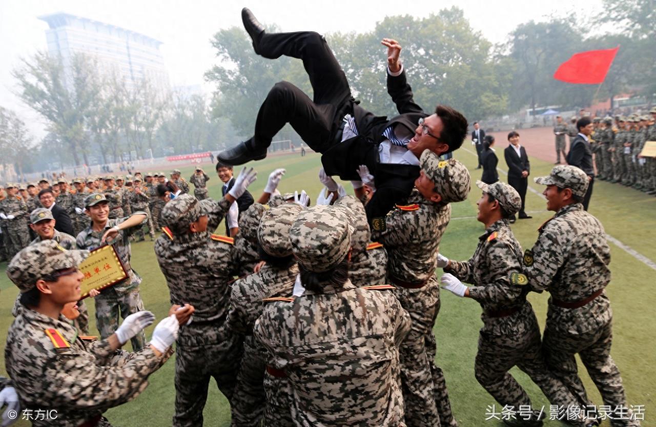 漫长又短暂大学军训12张图,从个体融入集体,同学们晒黑了