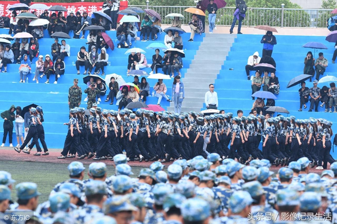 漫长又短暂大学军训12张图,从个体融入集体,同学们晒黑了