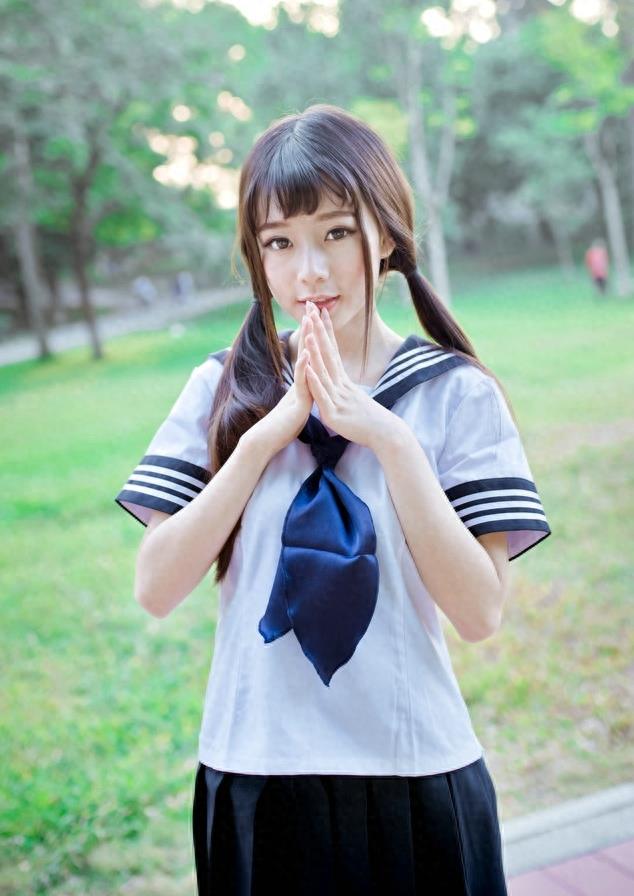 可爱学生妹校服写真粉嫩迷人