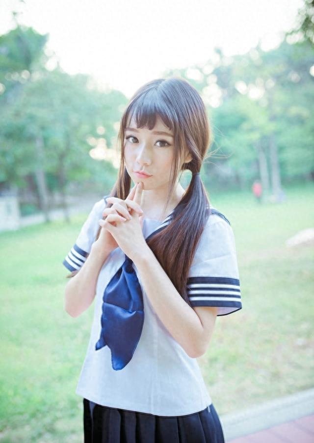 可爱学生妹校服写真粉嫩迷人