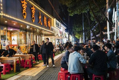​汉阳：深夜11点，情迷玫瑰街