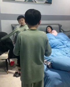​鸠占鹊巢？贵州3个男孩晚上霸占妈妈，爸爸霸气喊话：我的地盘
