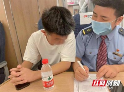 ​孩子和母亲赶高铁走散失联，列车长护航母子团圆