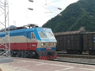 ​穿行于秦岭之间的绿皮火车6063