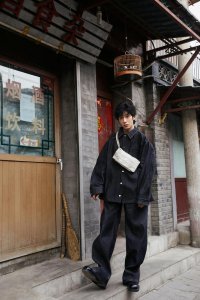 ​佩服井柏然的勇气，靠183的个子撑起牛仔装，配卷发慵懒率性