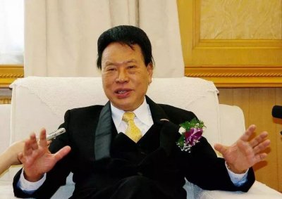 ​从洗厕工到地产大亨，他吃尽了人间的苦，最后把一生财富捐给社会