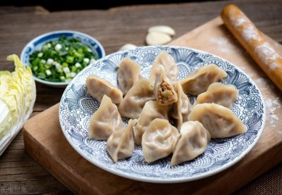 ​煮冻饺子，不要再开水下锅了，牢记3个窍门，饺子鲜香不破皮