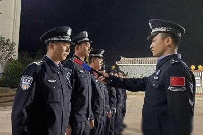 ​多地换装新款警服