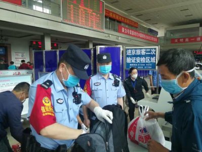 ​火车上真没那么危险！男子带电击器防身 还没上车就被收缴