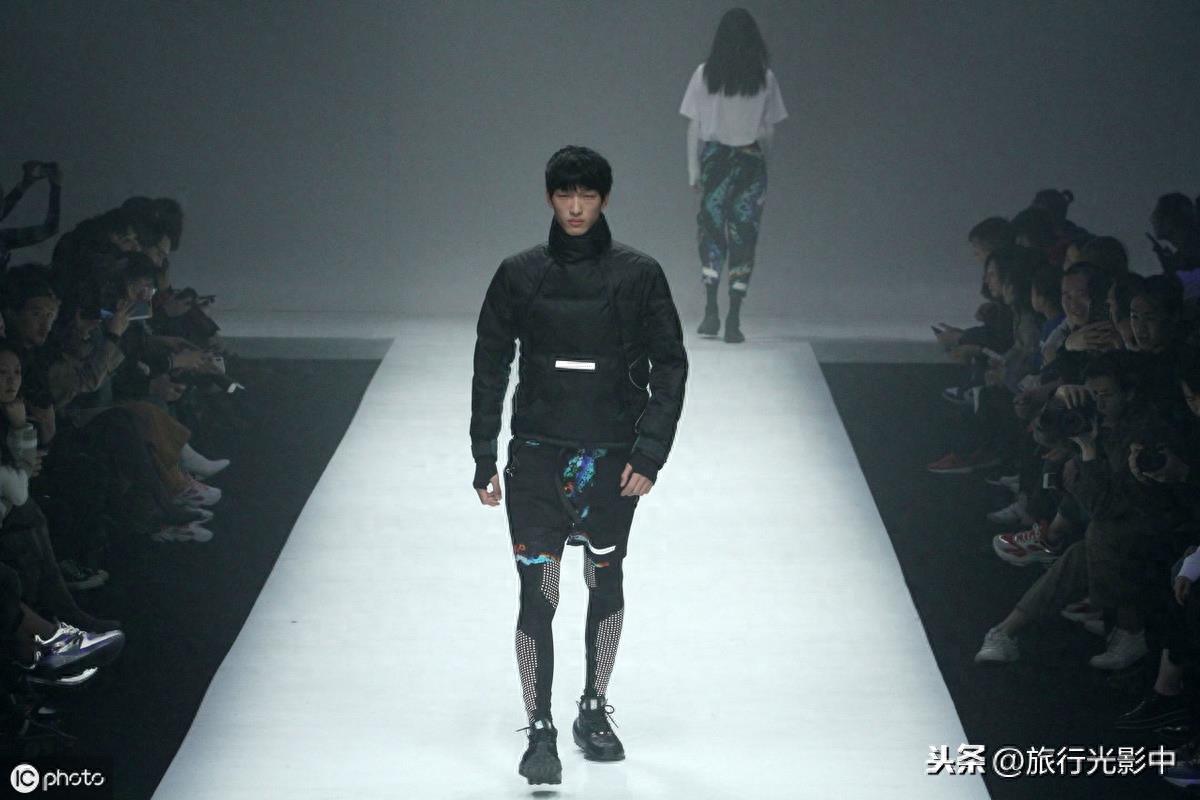 北京,模特展示乔丹新款运动装