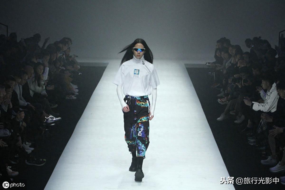 北京,模特展示乔丹新款运动装