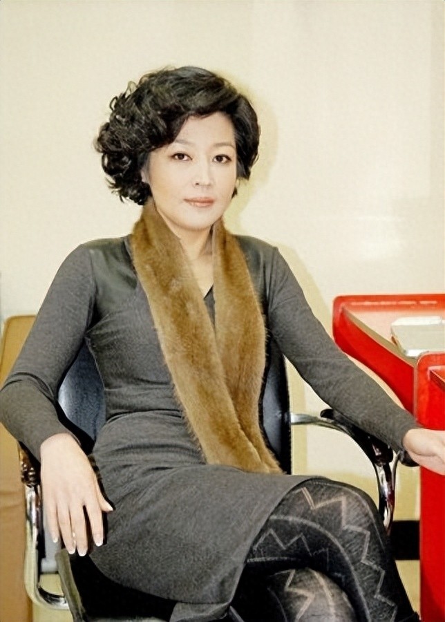 李咏妻子哈文改嫁没（李咏哈文的爱情故事）-
