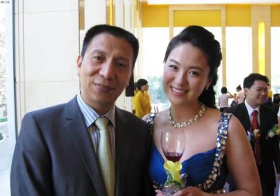 ​沈傲君和老公结婚12年，低调恩爱，育有一子，老公是外交官