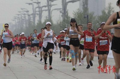 ​多图直击2025北京半程马拉松赛现场