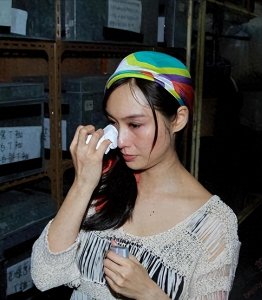 ​52岁朱茵现状曝光：住深山残屋，开97年破车，女神为何如此