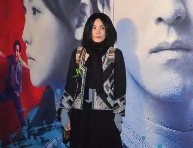 ​王菲确实该服老了，穿印花外套扎围巾像小老太，缩着脖子仪态不佳