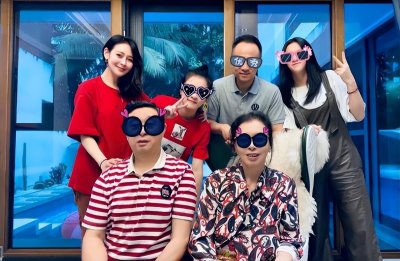 ​于明加：事业一帆风顺，相亲三个月闪婚老公胡俊，直言嫁对了