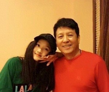 ​骗了我们23年！原来他就是关晓彤的父亲，怪不得她能红透大江南北