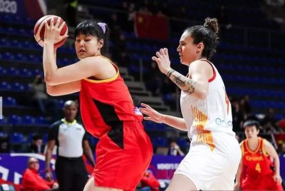 ​中国女篮《女版奥尼尔》李月汝简介