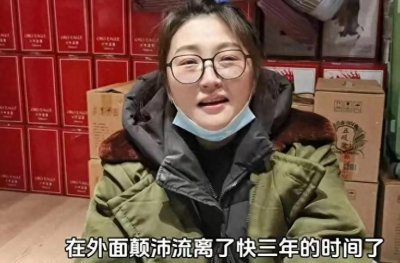 ​52岁大姐流浪街头，捡瓶子为生，欠一屁股债又离婚