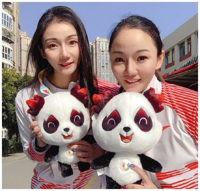 泳坛的双胞胎运动员！身高1米75在巅峰期退役，姐妹在同一天嫁人