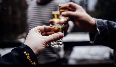 ​对方说“是朋友就干了这杯酒”该怎么应对？巧用3招，酒局没烦恼