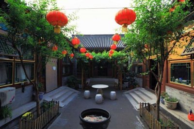 ​北京能住四合院的人，是怎么样的人物多豪？去他家的私人车库逛一