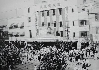 ​拆迁分给老三一间破平房 老三含泪收下不争辩 昨天他捐一所希望小学