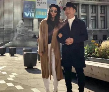 ​曲婉婷父女国外街头现身，新生活引热议，能否重拾音乐梦？