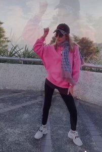 ​41岁陈敏之近照消瘦脸色蜡黄，被誉美腿天后，嫁富豪还在打拼