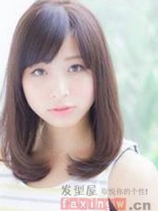​圆脸女生中长发发型 可爱修颜时尚范
