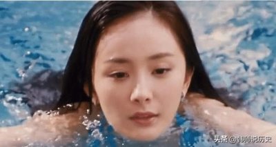 ​杨幂的泳装有多撩人？看她出水后“手部”小动作，这谁学的来？