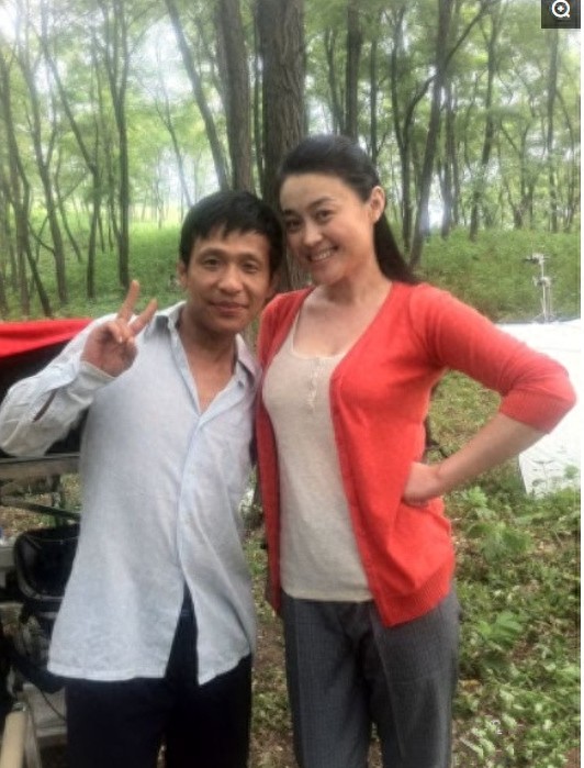 一组图片告诉你,虽然宋小宝又黑又丑,但女人缘真不差