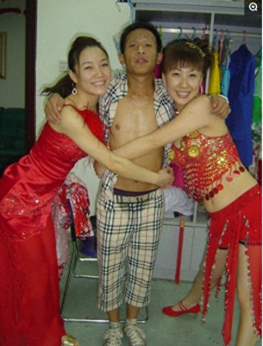 一组图片告诉你,虽然宋小宝又黑又丑,但女人缘真不差