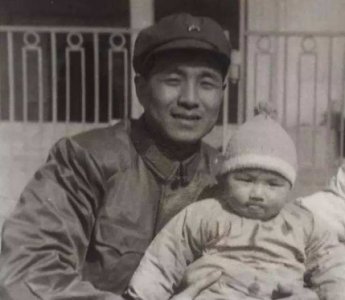 ​汪峰童年大曝光，从小练琴很努力，网友：不然怎会有怒放的生命？