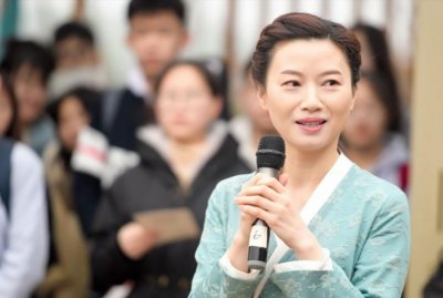 ​中南大学美女教授杨雨，我和李清照一样：“好酒、好赌，还好色”