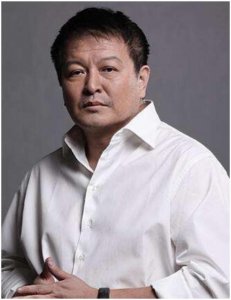 导演杨亚洲,娶三婚倪萍不要孩子,对患病继子视如己出,今很幸福