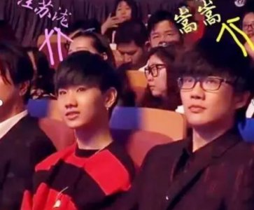 36岁音乐才子恋情曝光,与女友牵手回爱巢,女方身材高挑似赵小棠
