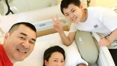 蒋勤勤二胎办豪华周岁宴,两儿子正面照曝光,陈建斌成人生赢家