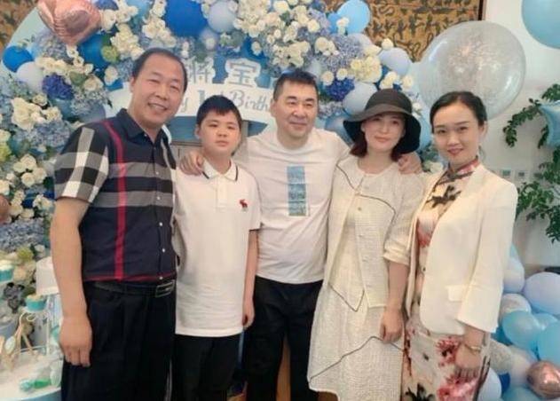 蒋勤勤二胎办豪华周岁宴,两儿子正面照曝光,陈建斌成人生赢家