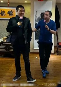 51岁姚刚现身酒局,与友人高歌唱破音,坐饭桌旁就餐身边有女伴
