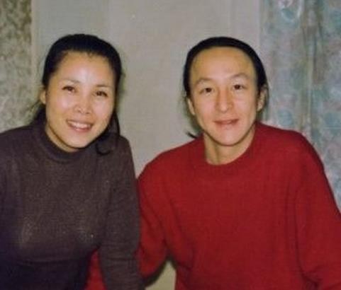 51岁田震近照,病愈面色红润有光泽,与爱人至今未婚未育!