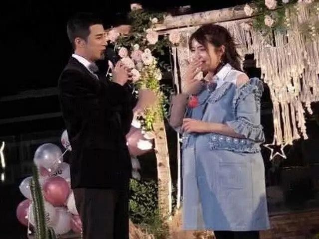 姜潮求婚麦迪娜成功,女方挺孕肚感动落泪,姜潮笑得灿烂