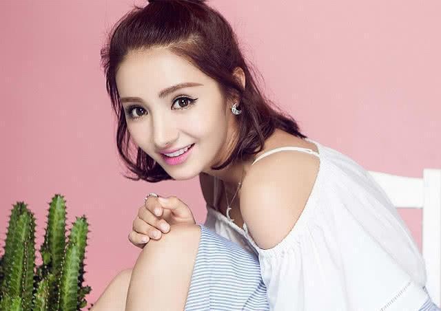 姜潮求婚麦迪娜成功,女方挺孕肚感动落泪,姜潮笑得灿烂