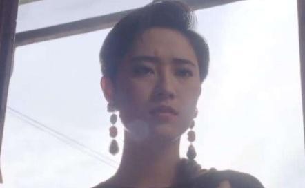 港姐冠军出道,曾是周星驰电影中的星女郎,如今51岁依旧孤单一人