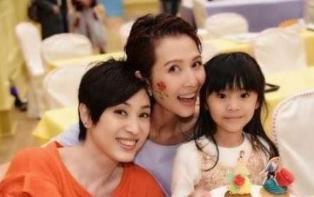 港姐冠军出道,曾是周星驰电影中的星女郎,如今51岁依旧孤单一人